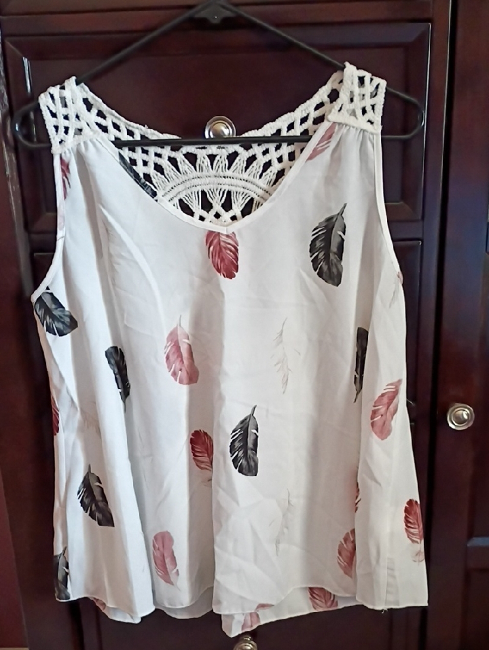 Women's Crochet Yoke Feather Print Tank Top